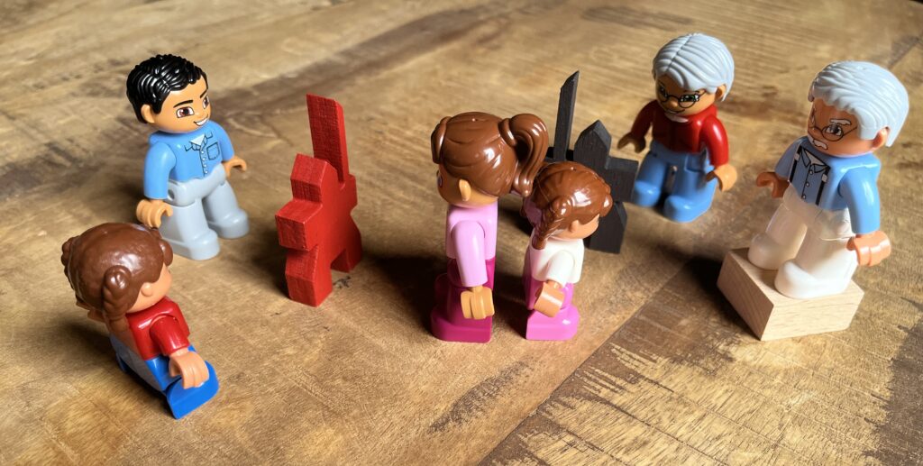 Opstelling met duplopoppetjes tijdens Contextuele Begeleiding, volgens de methode Een Taal Erbij.